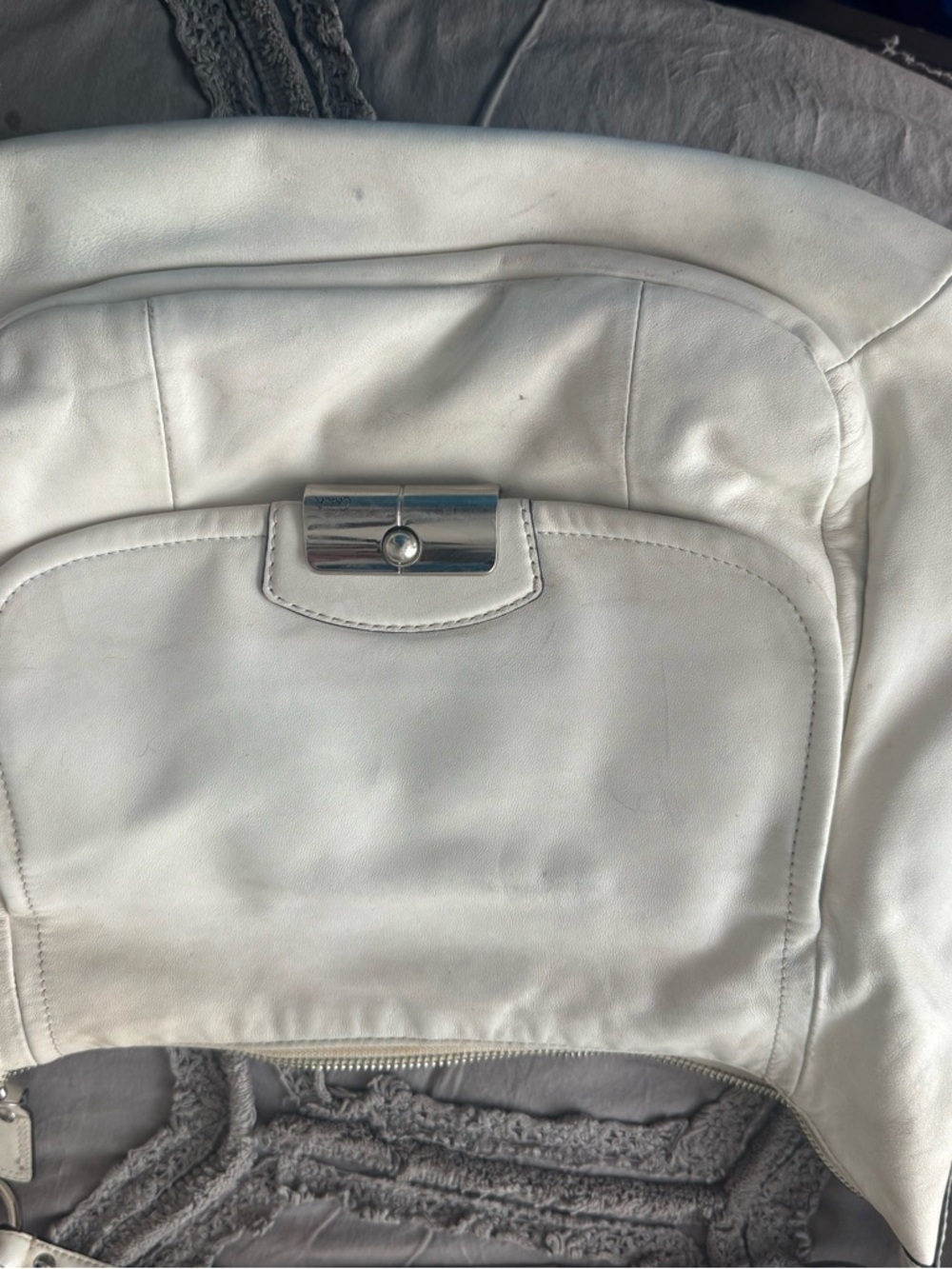 Coach White Leather Shoulder Bag with Silver Turn-Lock